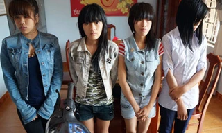 Nhóm nữ sinh vác dao tới trường chém bạn