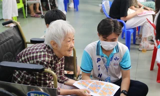 TP.HCM: Teen đem làn gió Xuân đến nhà dưỡng lão trong những ngày Tết đến thật gần