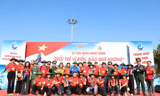 Thanh niên ra thăm quân, dân huyện đảo Trường Sa và Nhà giàn DK1