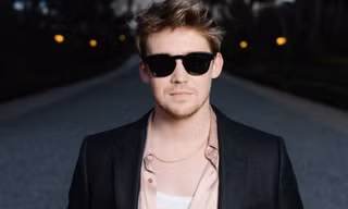 "Bạn trai cũ 6 năm" Joe Alwyn xuất hiện lịch lãm tại LHP Cannes hậu chia tay Taylor Swift