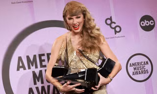 Taylor Swift gây tiếc nuối khi vắng bóng tại AMAs 2025, Swifties lại mừng hụt
