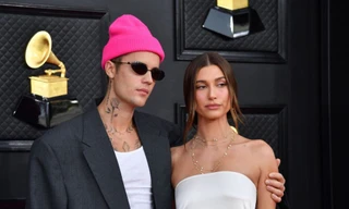 Phản ứng tinh tế của Justin Bieber khi bà xã Hailey bất ngờ được người hâm mộ cầu hôn