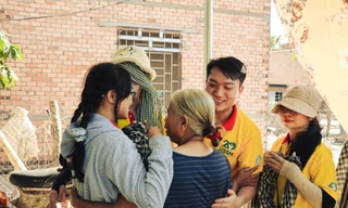 Sinh viên Nhân văn mang nắng Xuân đến với các em học sinh vùng sâu vùng xa