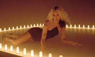 Miley Cyrus ra mắt "River": Lời bài hát buồn nẫu ruột trên điệu nhạc sôi động