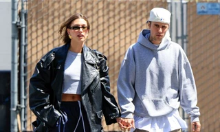 Justin - Hailey Bieber ăn mặc ngày càng lạc quẻ: Chồng luộm thuộm, vợ sành điệu