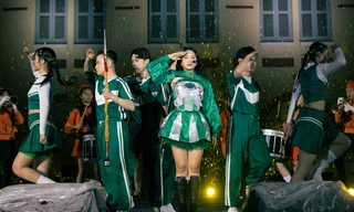 Suboi, Pháo "quẩy" nhiệt tình dưới mưa tại showcase kỷ niệm 10 năm của Phương Mỹ Chi