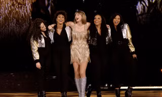 "Nữ tỷ phú tự thân" Taylor Swift thưởng 5000 tỷ đồng cho ê-kíp The Eras Tour