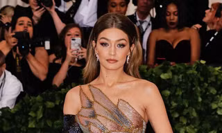 Siêu mẫu Gigi Hadid bị bắt giữ vì tàng trữ chất cấm khi đi du lịch