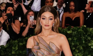 Siêu mẫu Gigi Hadid bị bắt giữ vì tàng trữ chất cấm khi đi du lịch