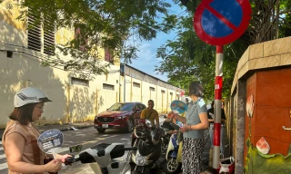 Kỳ thi tốt nghiệp THPT 2023: Phụ huynh gác lại mọi việc đợi con trước cổng trường