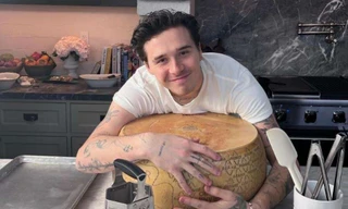 Brooklyn Beckham bị chỉ trích vì các clip nấu ăn "vô tri", bỏ quên nút chai rượu trong đồ ăn