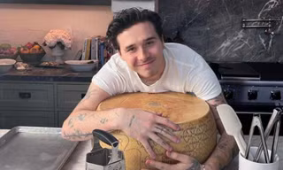 Brooklyn Beckham bị chỉ trích vì các clip nấu ăn "vô tri", bỏ quên nút chai rượu trong đồ ăn