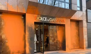 Loạt cửa hàng xa xỉ ở Đức bị các nhà hoạt động tạt sơn để "lên tiếng" cho môi trường 