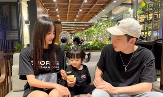 Con gái Trương Mỹ Nhân - Phí Ngọc Hưng khiến netizen thích mê khi bắt trend cùng bố mẹ