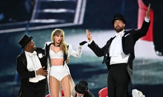 Travis Kelce diễn "tiểu phẩm" cùng bạn gái Taylor Swift ở The Eras Tour London