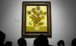 Vì sao bức họa nổi tiếng "Hoa Hướng Dương" của Vincent Van Gogh bị tạt sốt cà chua?