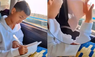 Biểu cảm vừa buồn cười vừa đáng thương của cậu bé khi bị gió thổi mất bài tập