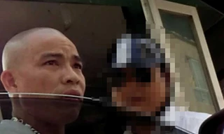 Các đối tượng bủa vây anh Đ. Ảnh cắt từ clip