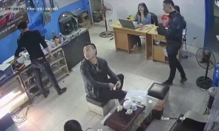 Các đối tượng vào đe doạ nhân viên gara ô tô. Ảnh: N.H