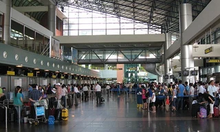 Hệ thống âm thanh và hình ảnh tại sân bay Nội Bài bị chèn tiếng Trung Quốc.