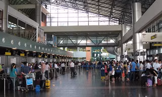Hệ thống âm thanh và hình ảnh tại sân bay Nội Bài bị chèn tiếng Trung Quốc.