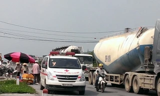 Xe máy va chạm với ô tô, hai người thương vong