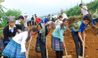 Tuổi trẻ Yên Bái làm đường trong hè tình nguyện Ảnh: T.D