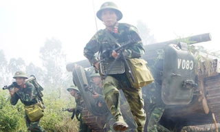 Rạp mình xem chiến sĩ bộ binh xung trận