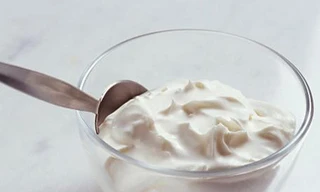 Người phụ nữ tiêm thuốc chuột vào sữa chua rồi đưa cho các học sinh tiểu học