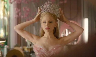 Ariana Grande tiếp tục hóa "công chúa phép thuật" trong "Wicked" phần hai