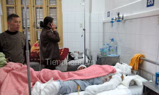 Anh Việt (ngoài cùng) và anh Hoàn đang được điều trị tại Bệnh viện Xanh - pôn. Ảnh: Tuấn Nguyễn
