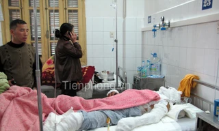 Anh Việt (ngoài cùng) và anh Hoàn đang được điều trị tại Bệnh viện Xanh - pôn. Ảnh: Tuấn Nguyễn