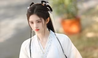 Tóc mái bất biến của Lisa (BLACKPINK) không thể so với “thiên hạ vô địch” Cúc Tịnh Y