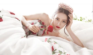 Mỗi lần đội vương miện, Địch Lệ Nhiệt Ba đều gây thương nhớ vì nhan sắc kiêu sa, lộng lẫy