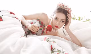 Mỗi lần đội vương miện, Địch Lệ Nhiệt Ba đều gây thương nhớ vì nhan sắc kiêu sa, lộng lẫy