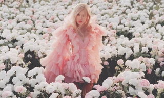 Cùng là chỉnh sửa váy cho bớt hớ hênh nhưng stylist BLACKPINK tinh tế hơn hẳn