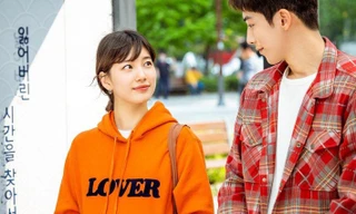 Làm “nàng thơ Dior” như Suzy cũng khổ: Đóng vai nhà nghèo rớt vẫn phải xài túi hàng hiệu