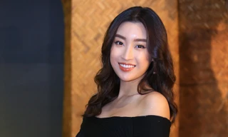 Dù mặc đầm đen kín đáo, Hoa hậu Đỗ Mỹ Linh vẫn gặp sự cố khó nói vì đèn flash