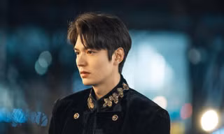 Không tung teaser thì thôi, đã tung thì “Quân Vương Bất Diệt” ra liền hai cái mới chịu