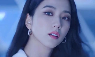 Jisoo lộ đôi môi căng mọng hơn hẳn: Do trang điểm khác biệt hay đã đụng dao kéo?