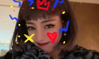 Đội tóc giả chụp selfie, Địch Lệ Nhiệt Ba không ngờ bị netizen nhận nhầm thành Lisa