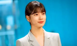 Làm “con nhà nghèo” mà dùng toàn đồ hiệu như Suzy trong “Start Up” thì ai cũng muốn