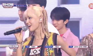 Fan K-Pop truy lùng chàng trai áo hồng có mặt trong màn encore gây sốc của Momo (TWICE)