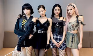 Lần đầu tiên trong lịch sử, fan mới thấy stylist của BLACKPINK làm điều này cho Rosé