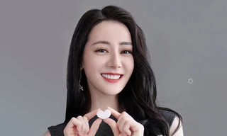 Địch Lệ Nhiệt Ba lại leo “hot search” và gây tranh cãi vì một hành động nhiều người vẫn làm