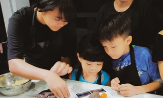 Khoảnh khắc lần đầu làm bánh Trung Thu của các em ở lớp học tình thương Rạch Ông