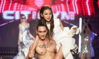 Lần đầu đi catwalk, hotgirl “Trứng rán cần mỡ” Trần Thanh Tâm đã gặp ngay tai nạn sàn diễn