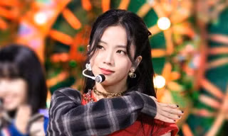 Mặc đồ hiện đại diễn “Lovesick Girls” nhưng Jisoo lại được khen đẹp như mỹ nhân cổ trang