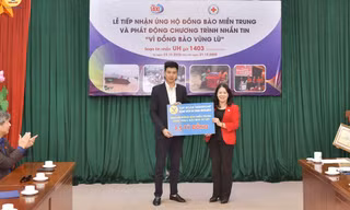 Đại diện tập đoàn MED GROUP trao 1,5 tỷ đồng tới Hội Chữ Thập đỏ Việt Nam