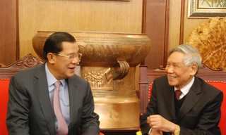 Thủ tướng Hun Sen thăm 'thủ trưởng' cũ Lê Khả Phiêu và Lê Đức Anh